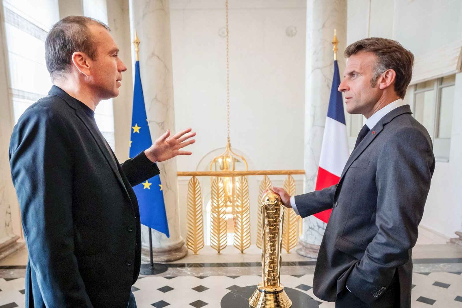 Presidente Emmanuel Macron (à direita) e Ralf Reichert, CEO da Esports Foundation (à esquerda) no Palais Elysée em Paris, França - 19 de maio de 2026