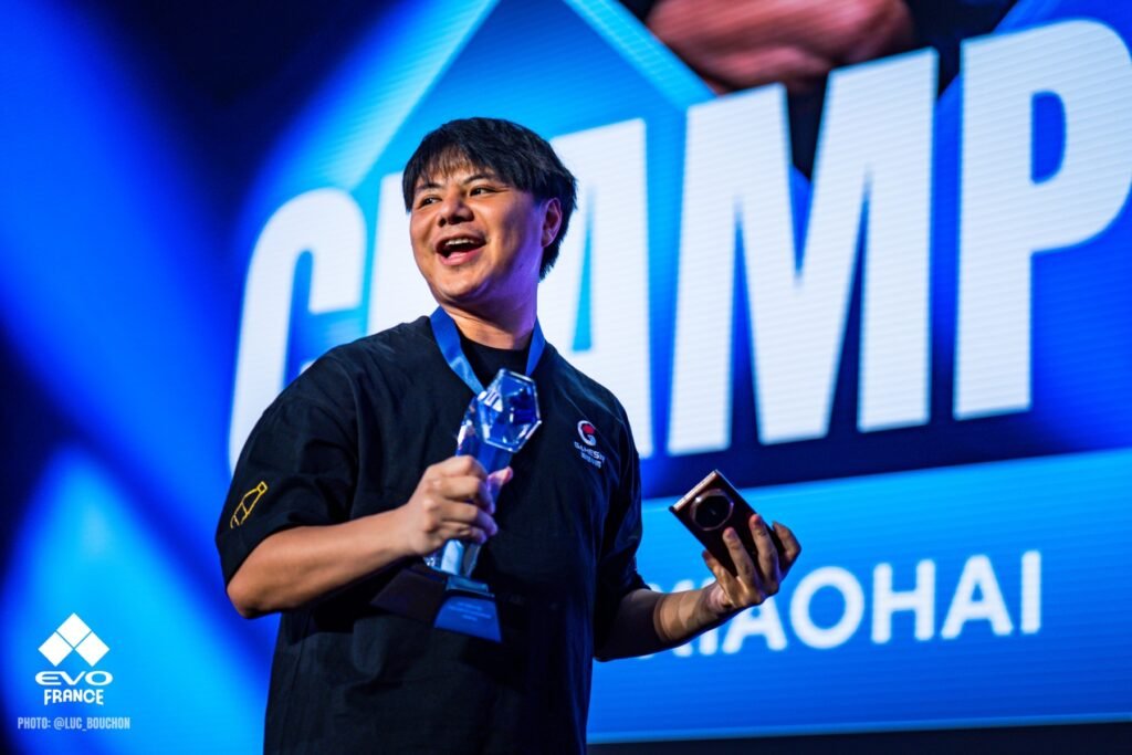 XIaohai, campeão da EVO France 2025 FATAL FURY Grand Finals, comemorando no palco após a Grande Final