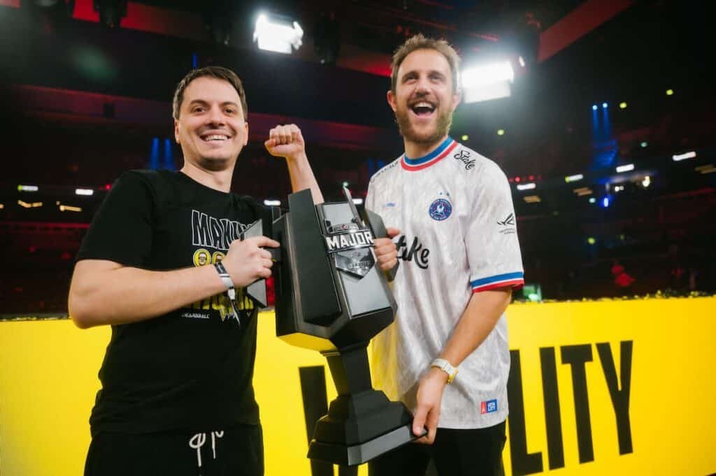 Fabiano "Neo" Devide (esquerda) e Nicolas Maurer (direita) erguem o troféu BLAST.tv Major.