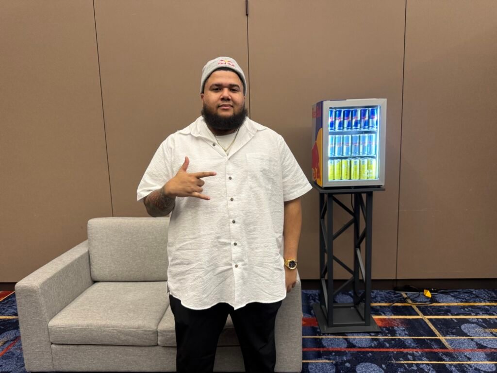 menaRD posando para evo durante entrevista