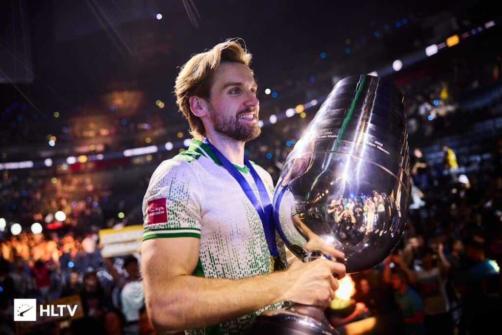 Niko segurando o troféu de colônia iem