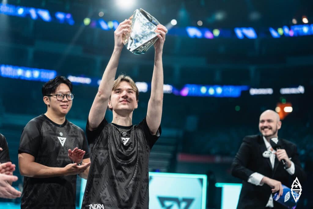Imagem do jogador do Tundra Esports Dota 2 levantando o troféu no BLAST Slam V