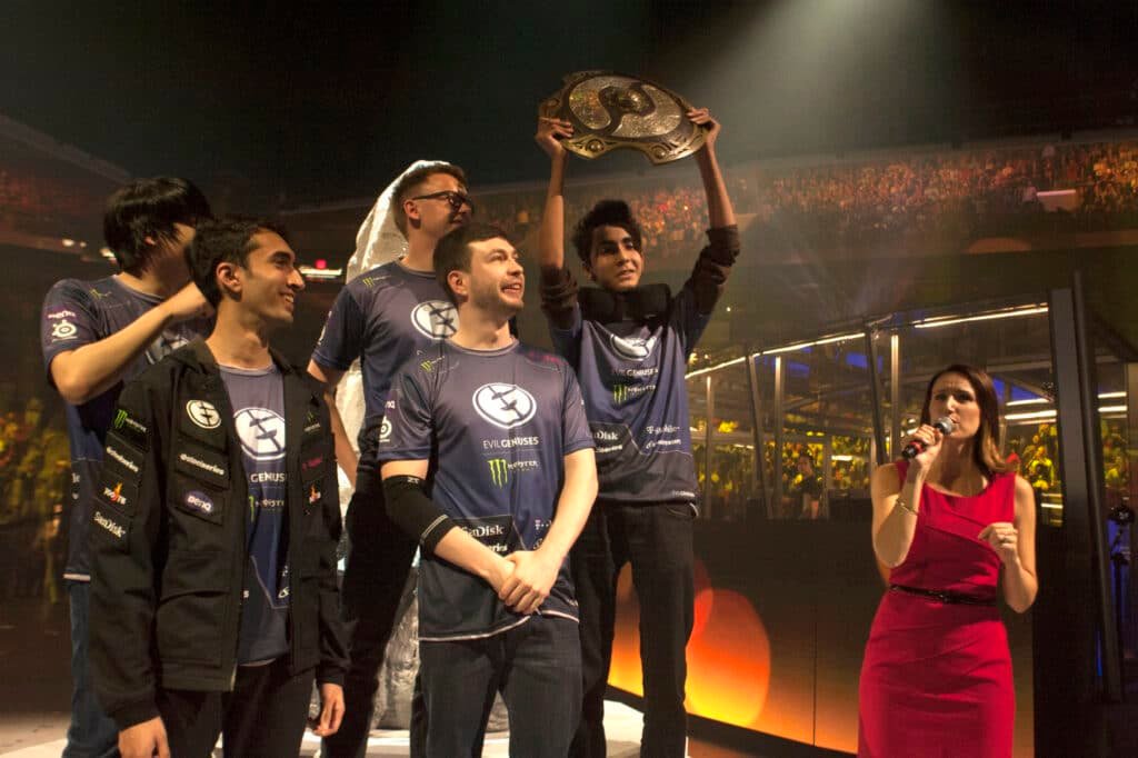 SumaiL levantando a Égide no TI5, 11 anos atrás