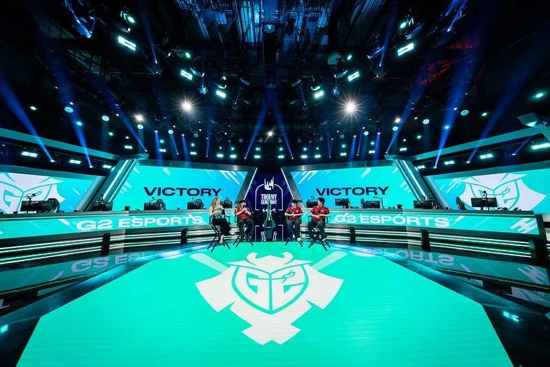 LEC Spring Champions G2 sentado no palco sendo entrevistado