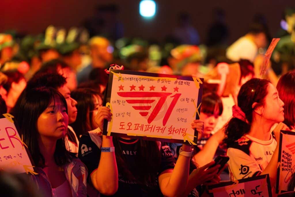 t1 versus furia fan signs at msi