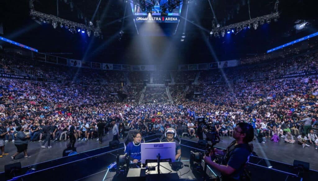 A imagem mostra uma competição de esports da Evolution Championship Series (Evo), o maior evento de jogos de luta do mundo