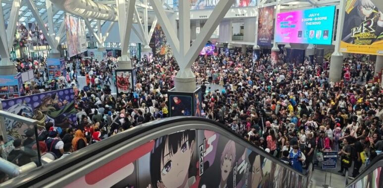 view of anime expo crowd