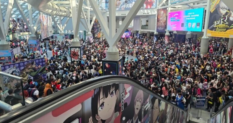 view of anime expo crowd