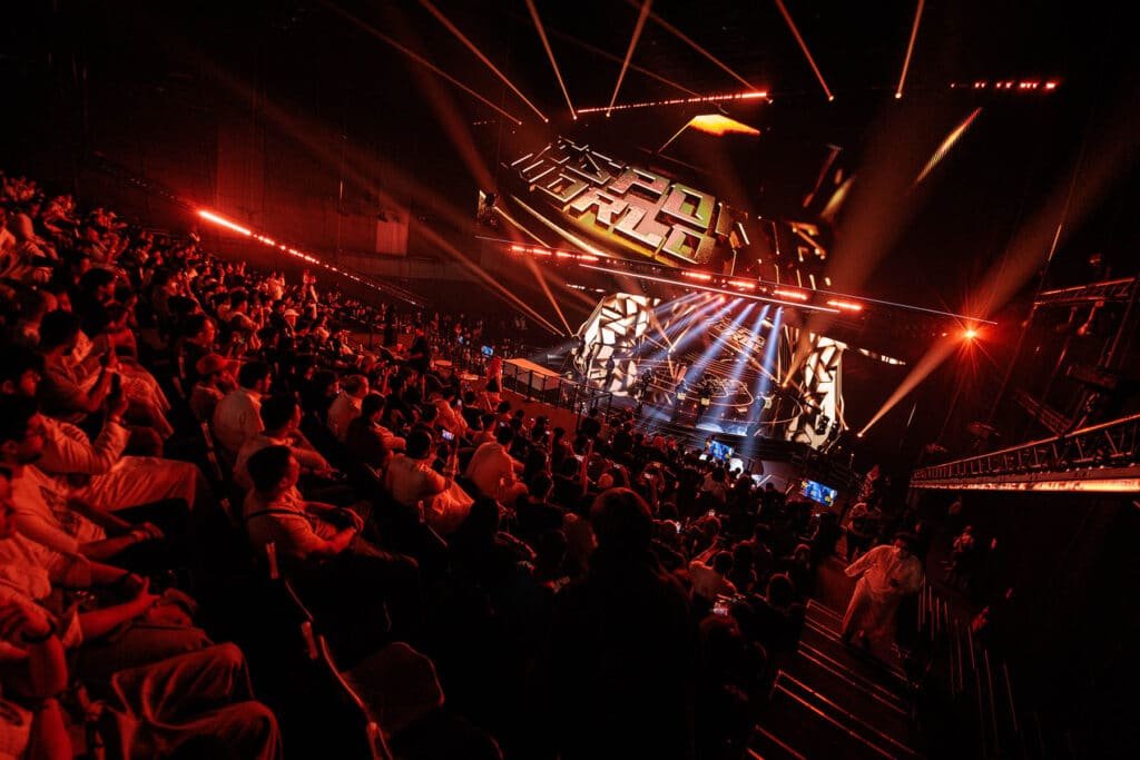 Imagem do palco da Copa do Mundo de Esports 2025 iluminado por iluminação