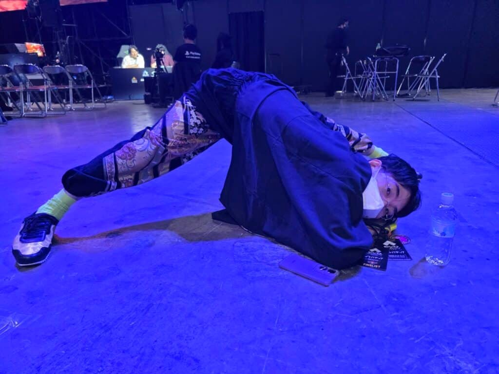 showman hayao posando no palco no evo