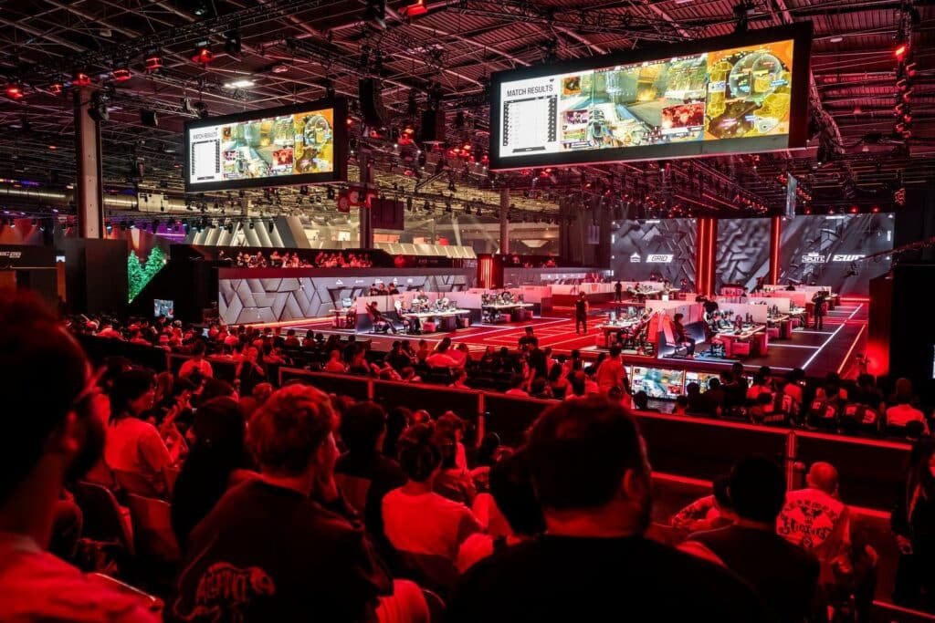 Imagem de fãs assistindo a uma partida durante o Apex Legends no EWC 2026.