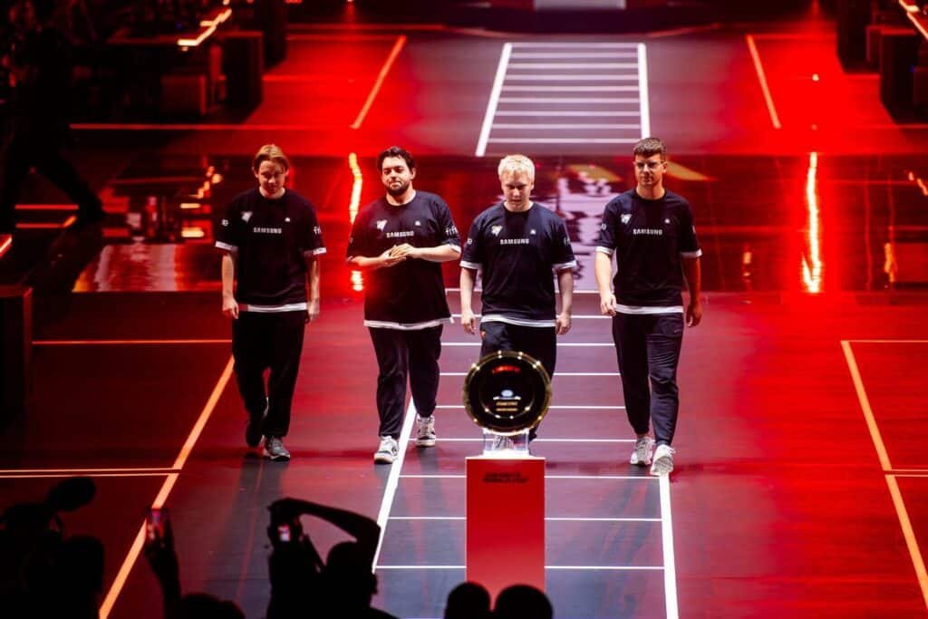 Imagem do Virtus.pro prestes a levantar o troféu PUBG no EWC 2026.
