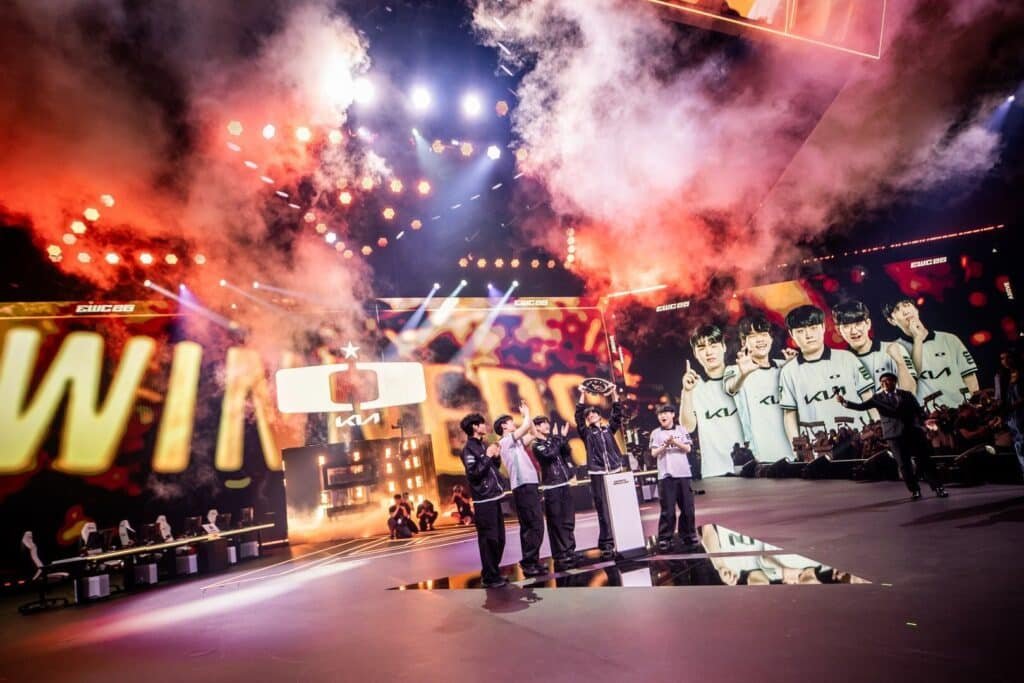 Imagem do Dplus KIA após triunfar no torneio League of Legends no EWC 2026.