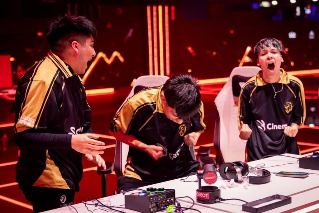 Imagem do time latino-americano LYON após vencer o torneio Free Fire no EWC 2026