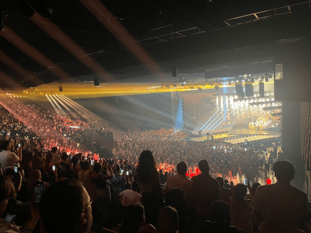 Foto da cerimônia de abertura da Copa do Mundo de Esports no canto superior direito do palco