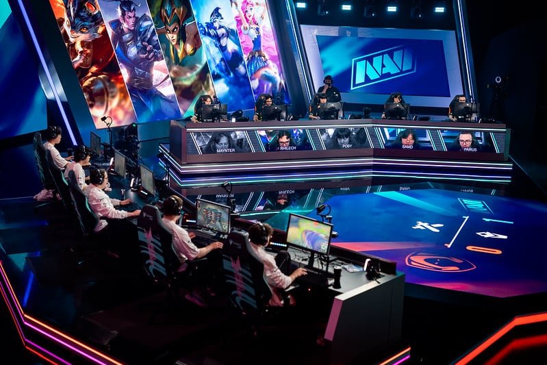 NAVI ves Heretics no palco LEC semana 4