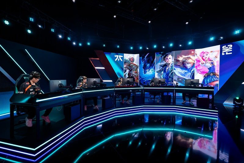 29 de agosto de 2026: Fnatic (FNC) enfrenta Natus Vincere (NAVI) durante a Semana 5 do League of Legends EMEA Championship na Riot Games Arena em Berlim. Foto de Alexandre Weber/Riot Games.