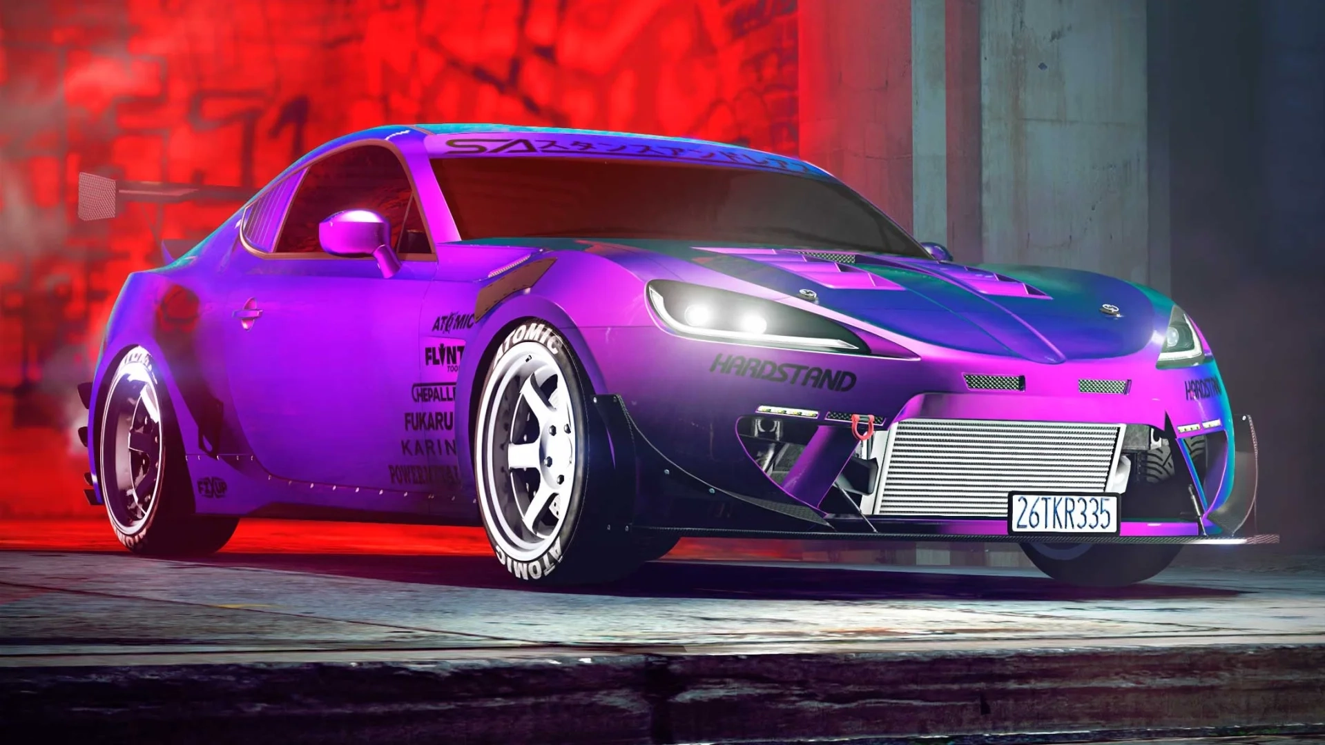 Um carro esportivo personalizado Karin S95 roxo e azul vibrante é exibido em um ambiente mal iluminado com um brilho vermelho emanando do fundo, destacando seu design elegante e suas modificações. O veículo apresenta personalização "Atômico" e "Suporte rígido" decalques, um kit de carroceria larga e rodas brancas com "Atômico" branding, enfatizando a ampla personalização disponível para o Karin S95 em Grand Theft Auto Online.
