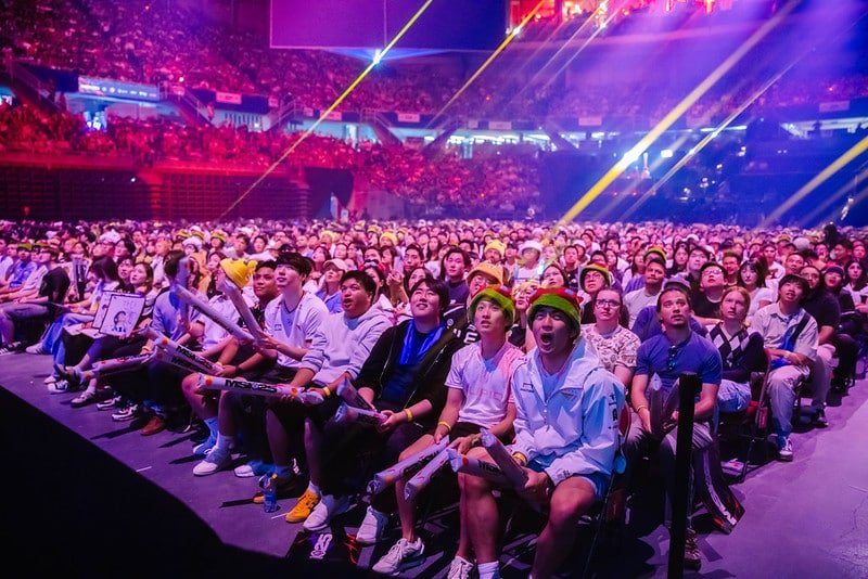 Estádio League of Legends MSI 2025 com torcida ao vivo durante as finais