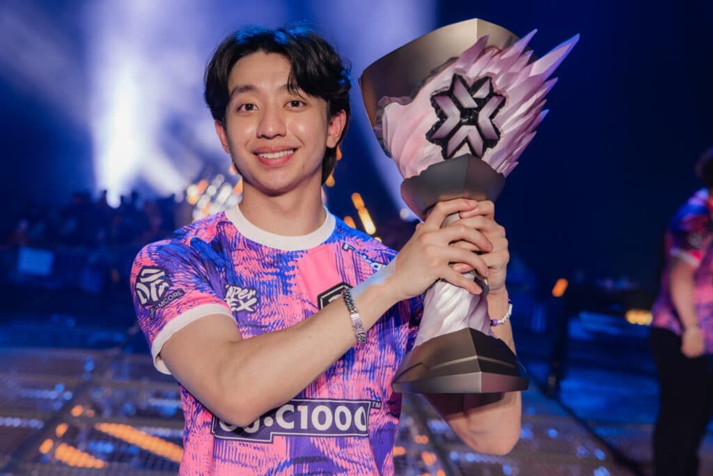 f0rsakeN segurando o troféu Masters Toronto
