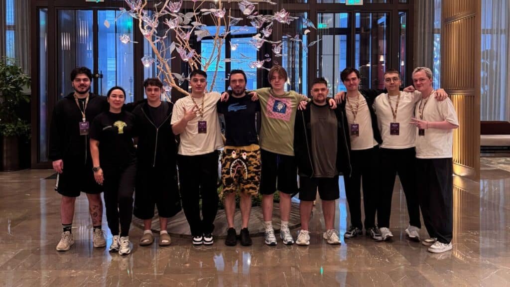 Imagem da equipe Team Spirit Dota 2 no saguão de um hotel em Xangai antes do The International 2026.