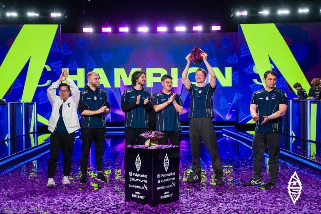 Foto da equipe Team Liquid Dota 2 levantando um troféu no BLAST.