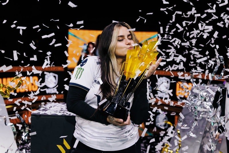 Picture of Natália "daiki" Vilela comemorando com o troféu após a Team Liquid Brazil vencer o VALORANT Game Changers Championship 2025