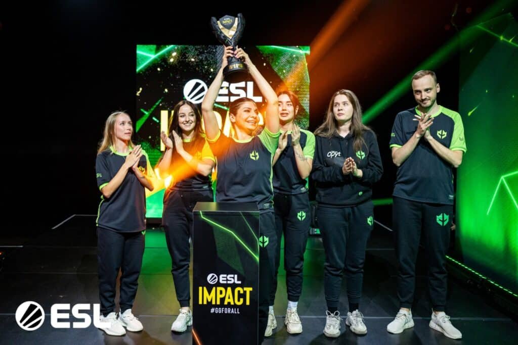 Imagem de membros da escalação de esports Imperial fe (Imperial Female) Counter-Strike comemorando uma vitória no torneio no palco de um evento ESL Impact