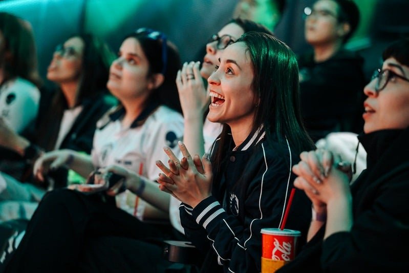 Imagem de mulheres nos esportes eletrônicos assistindo a um torneio