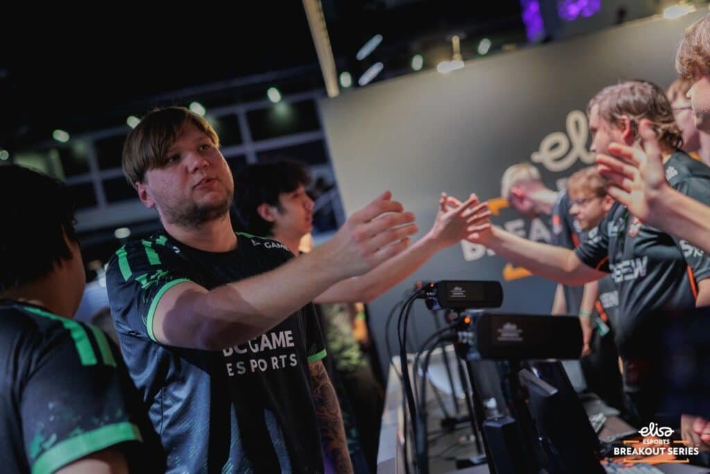 Uma imagem mostrando jogadores do BC.Game apertando as mãos após uma partida em um evento Elisa Esports Counter-Strike.