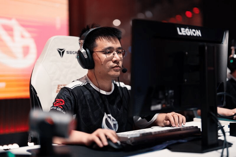 Foto do jogador do Vici Gaming Dota 2 na Copa do Mundo de Esports.