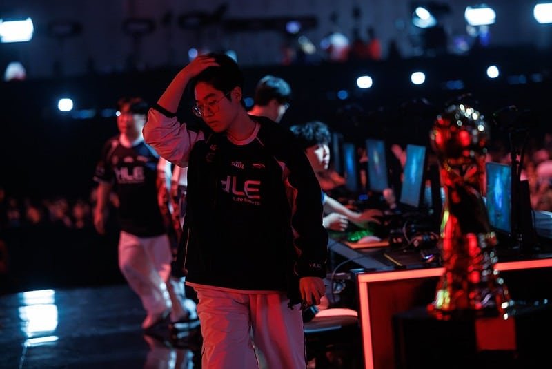Imagem da equipe de League of Legends Hanwha Life Esports após um jogo intenso.