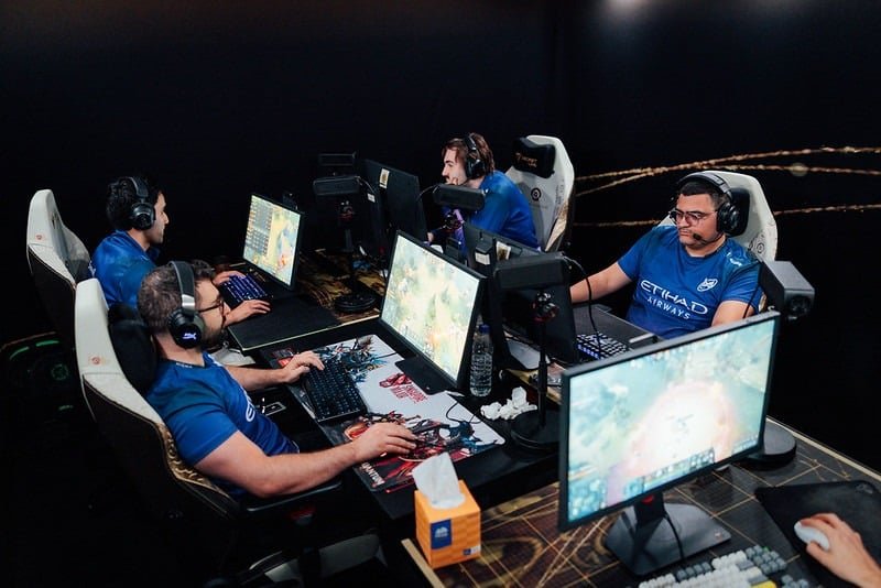 Imagem da equipe Nigma Galaxy Dota 2 jogando uma partida.