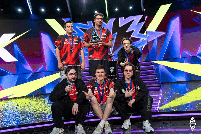 Imagem da equipe Yandex em um torneio BLAST Dota 2.