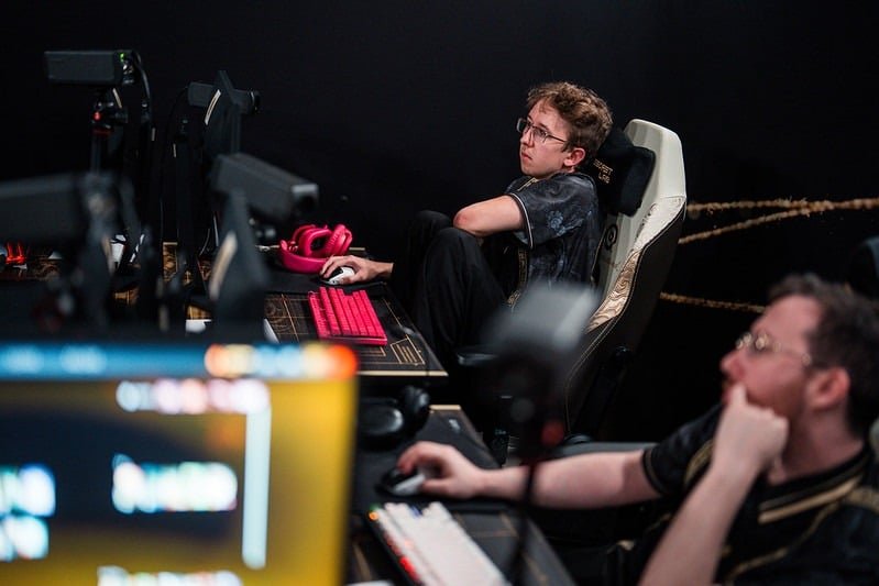 Imagem dos jogadores do Iron Wing Dota 2 sentados em frente às telas de seus computadores no The International 2026