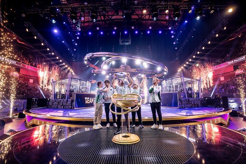 Imagem do Team Falcons do Dota 2 levantando a Égide dos Campeões no The International 2025.