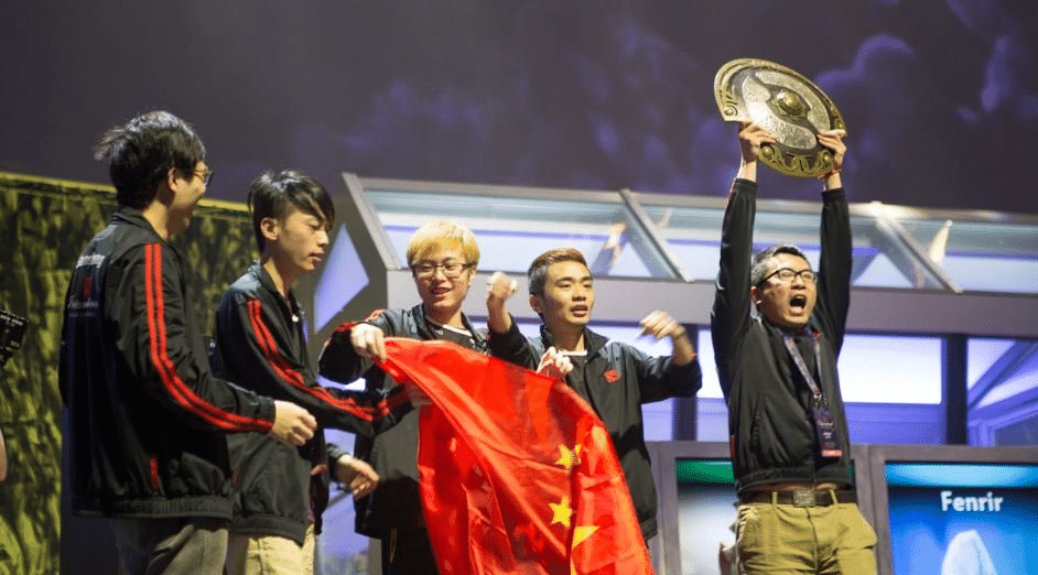 Foto de Newbee após vencer TI.