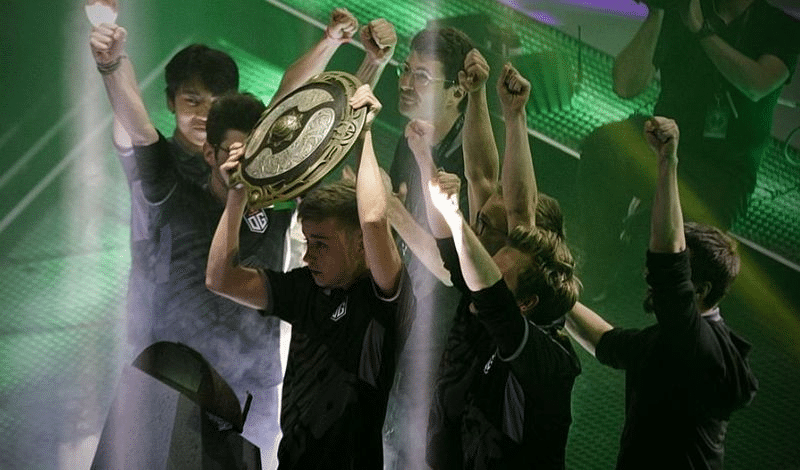 Foto de Johan 'N0tail' Sundstein e o resto do OG Dota 2 comemorando após completar a maior corrida de Cinderela da história da TI.