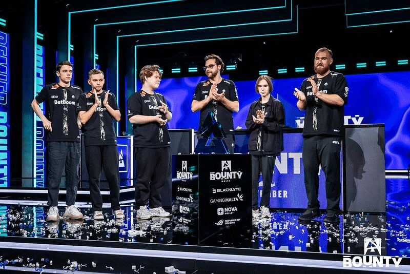 Foto do Team Spirit após a vitória no BLAST Bounty.