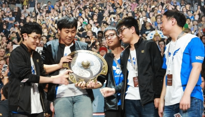 Imagem da organização chinesa Wings Gaming após vencer o The International 2016.