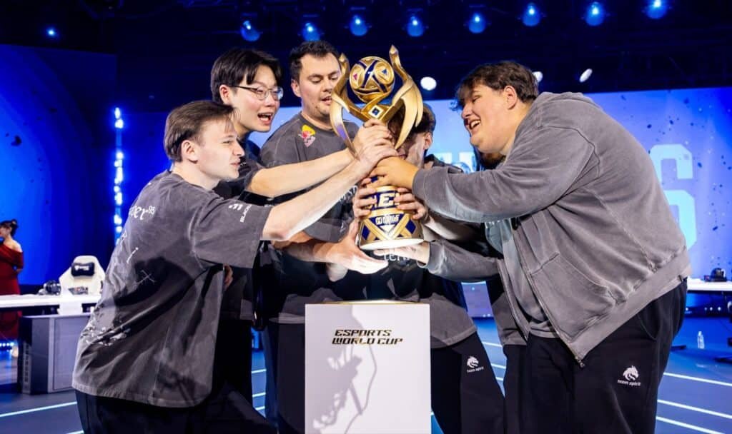 Imagem da equipe levantando troféu no EWC.