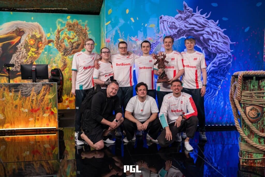Foto da equipe BetBoom em um torneio PGL Dota 2.