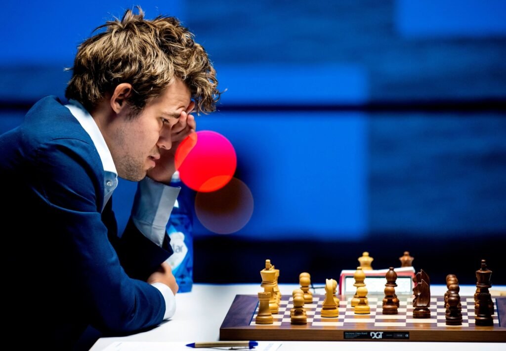 Magnus Carlsen jogando xadrez
