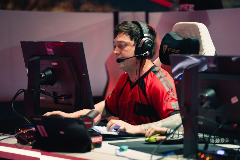 Monção na Esports World Cup competindo no Apex pelo Team Sentinels