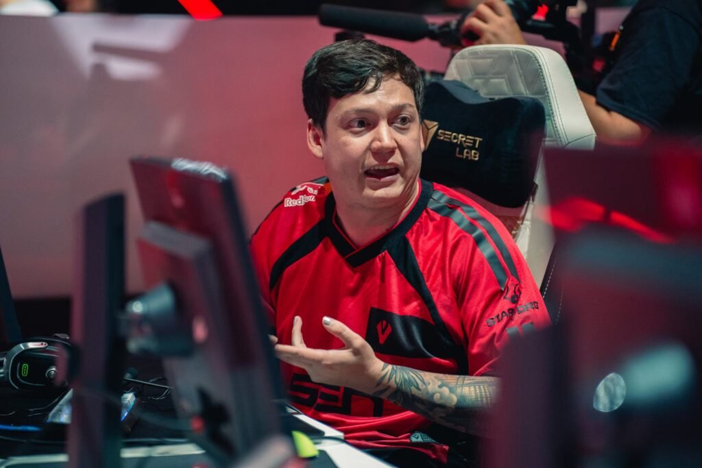 Monção na Esports World Cup competindo no Apex pelo Team Sentinels