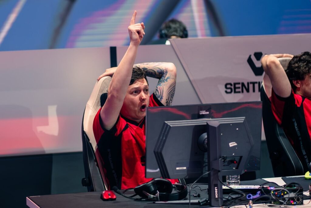Bowen "Monção" Fuller competindo na Esports World Cup pelo Team Sentinels