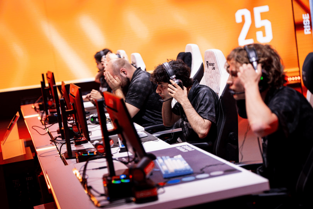 Imagem dos jogadores de Dota 2 no EWC.
