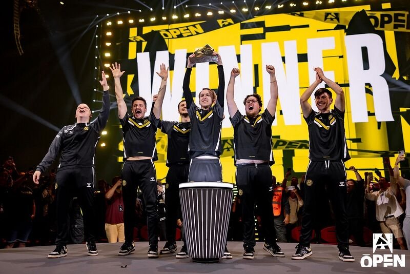 Foto do Team Vitality levantando o troféu após vencer a grande final do BLAST Open Lisbon 2025 Counter-Strike 2