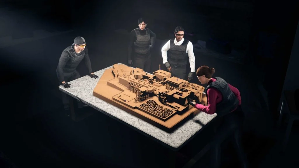 Personagens do GTA Online em torno da mesa planejando assalto com casa na mesa
