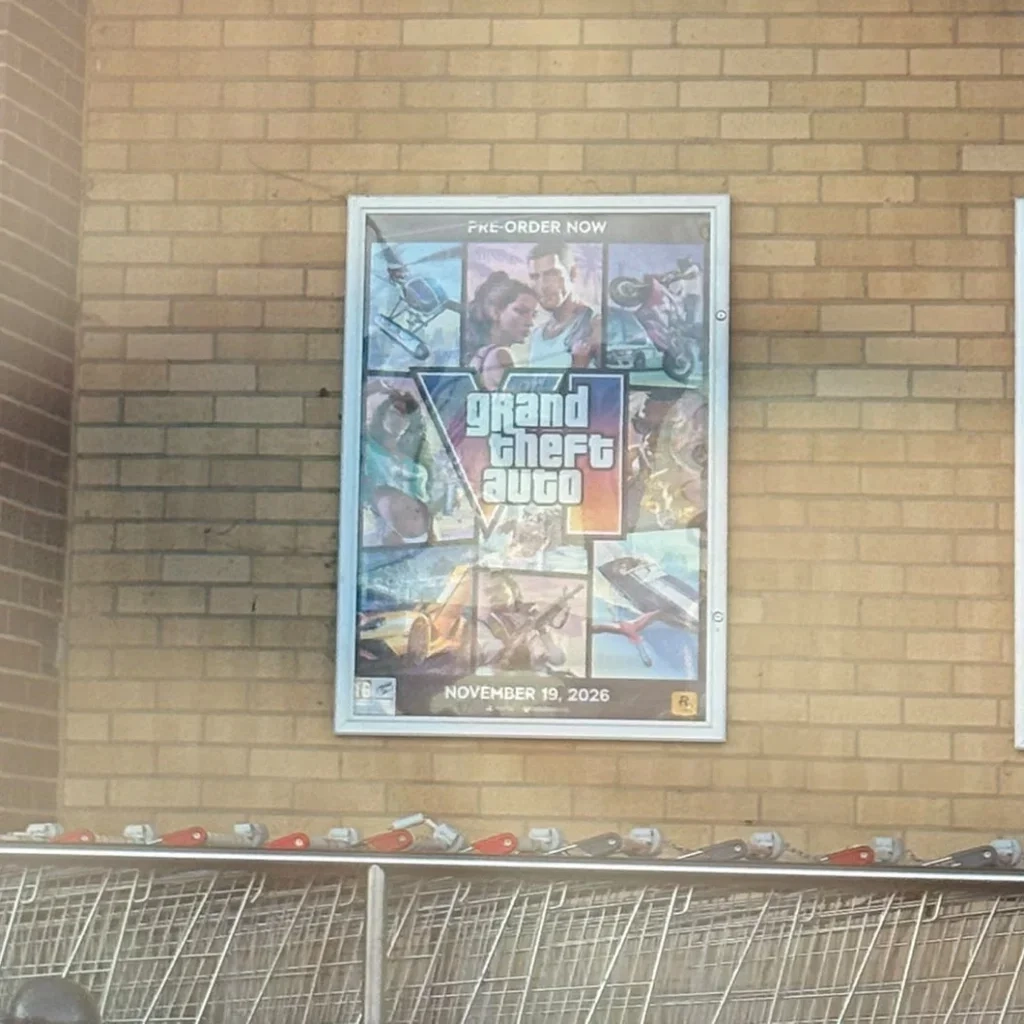 Um pôster de GTA VI em uma parede de tijolos.